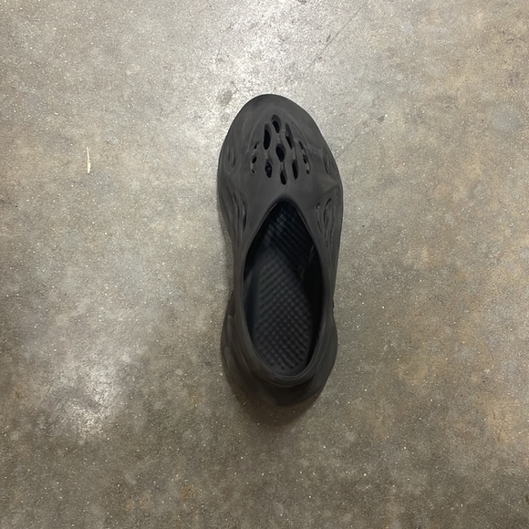 I’m selling fashion shoes that you could slip on a casual day. - Picture 4 of 4